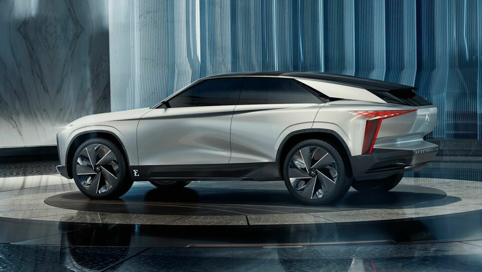 The DS Aero Sport Lounge proposes satin, straw and ultrasonic gesture control as the new French luxury 2020 DS Aero Sport Lounge concept (02) - side