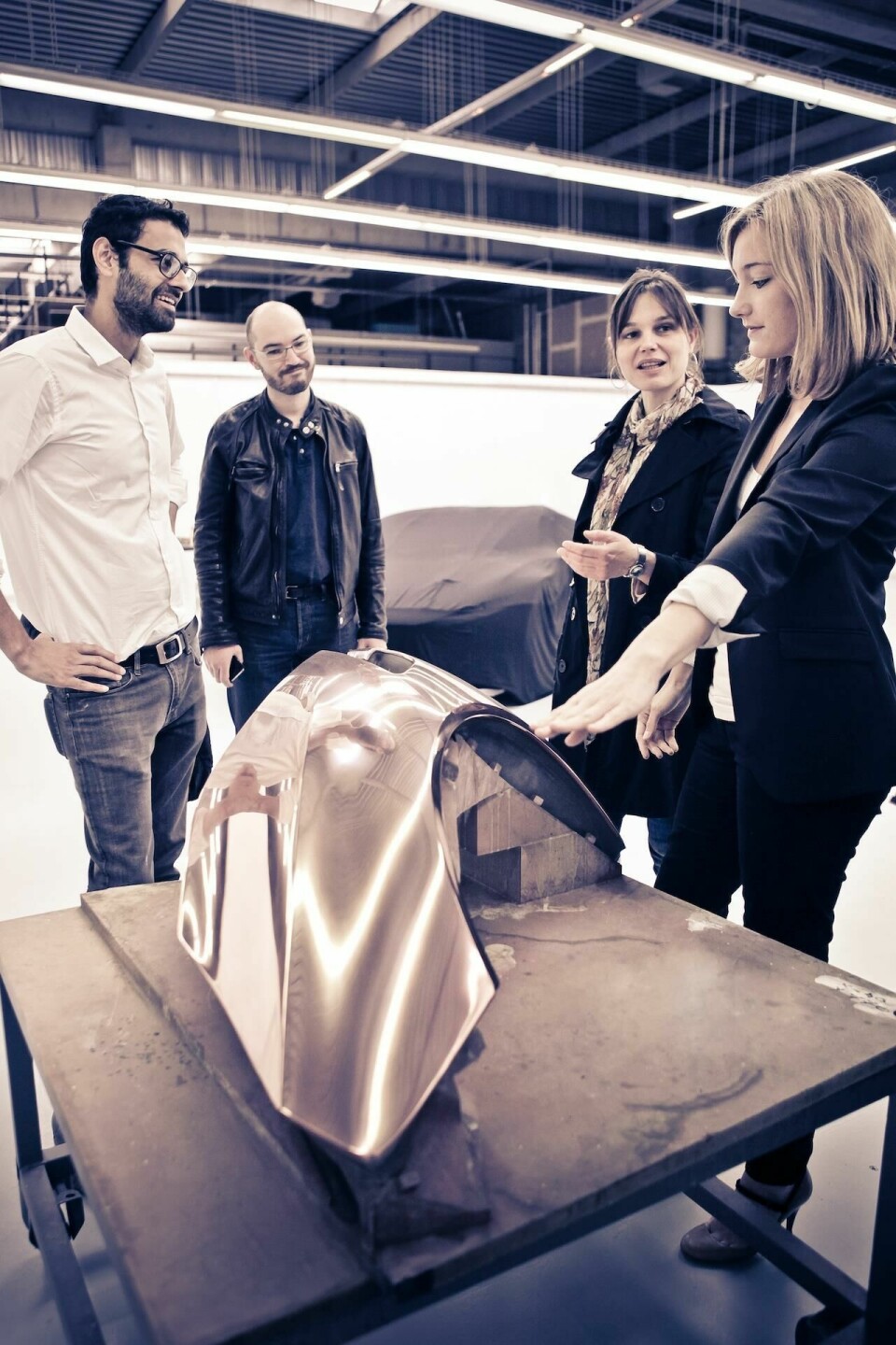 Development of the 2012 Peugeot Onyx concept – Bhambra to the left 2012 Peugeot Onyx concept making of - (Sandeep, L)