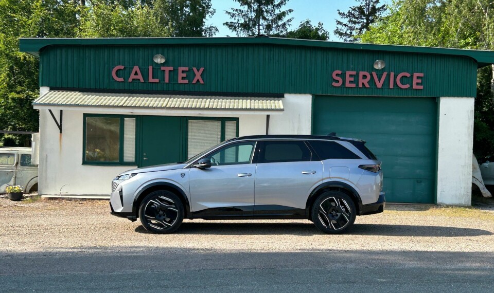 Peugeot e-5008 at an old timey garage. Note the ‘jumpy’ wheel arches Peugeot e-5008 profile Caltex