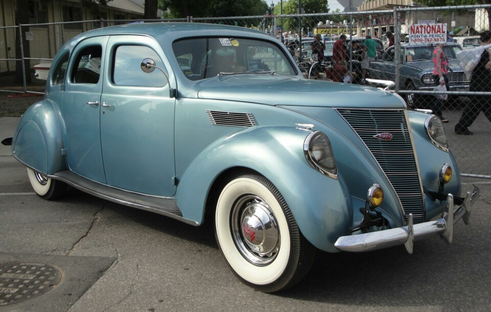 Ten cars that defined the Art Deco era Zephyr-03