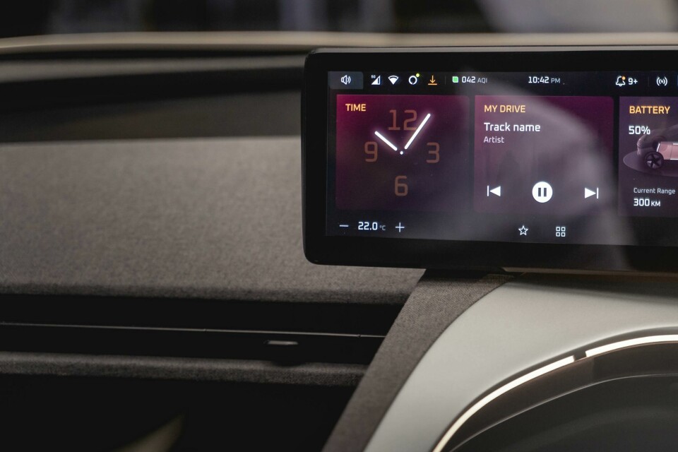A maroon hue emplyed by Mahindra for the touchscreen MADE_05