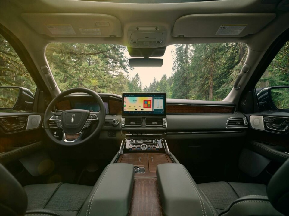 The Lincoln Navigator in Manhattan Green trim 2022 Lincoln Navigator_Manhattan Green Black Label_17