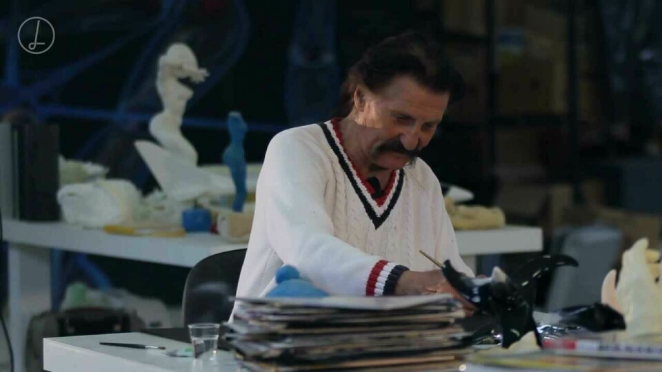 Colani at work in his trademark white – matches the plaster dust Colani at work in his trademark white – matches the plaster dust