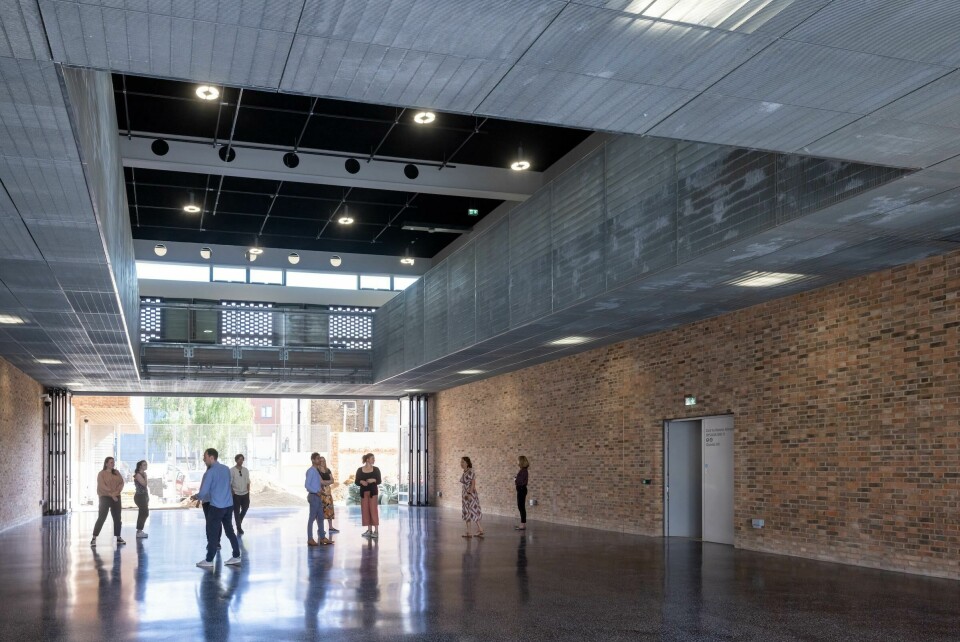 The hangar space is designed for large-scale installations and events (photo © Iwan Baan) Royal College of Art Herzog de Meuron RCA 22-05 HdM 2829