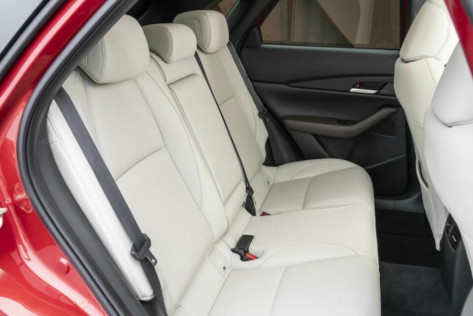 Back seats of the CX-30 CX-30_Skyactiv-X_009