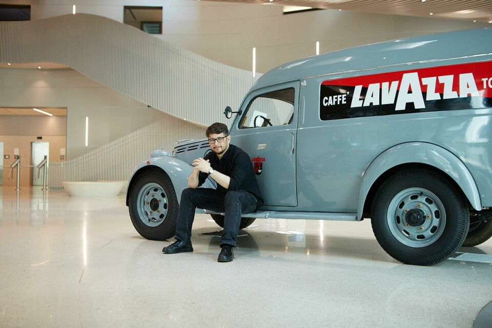 Florian Seidl at the Lavazza office DPS 2 60A3409 (sitting w van hands up)