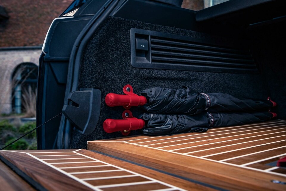 But how do you avoid getting wet when accessing the boot to retrieve them? Van Roij Adventum Coupe umbrellas