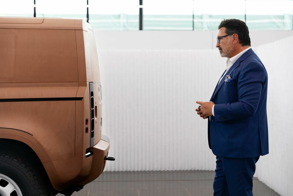 Frascella reviews a clay model of the new Defender CDN Land Rover Defender 2019 Massimo Frascelli