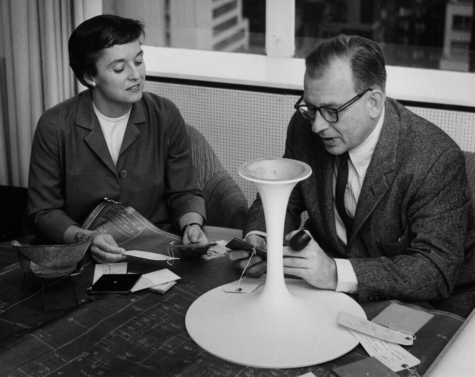 Florence Knoll and Finnish designer Eero Saarinen with a base for the iconic Tulip chair 4Florence-Knoll-and-Eero-Saarinen-discussing-the-Tulip-base-_d2