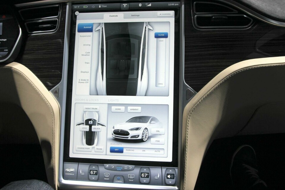 CDN poll reveals giant touchscreen antipathy Tesla Model S screen
