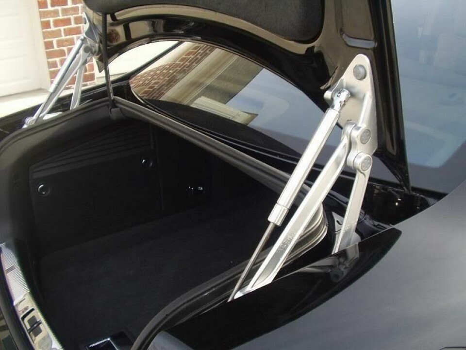 Design detail: Volkswagen Phaeton Tailgate Hinges vw-phaeton-hinges_wide