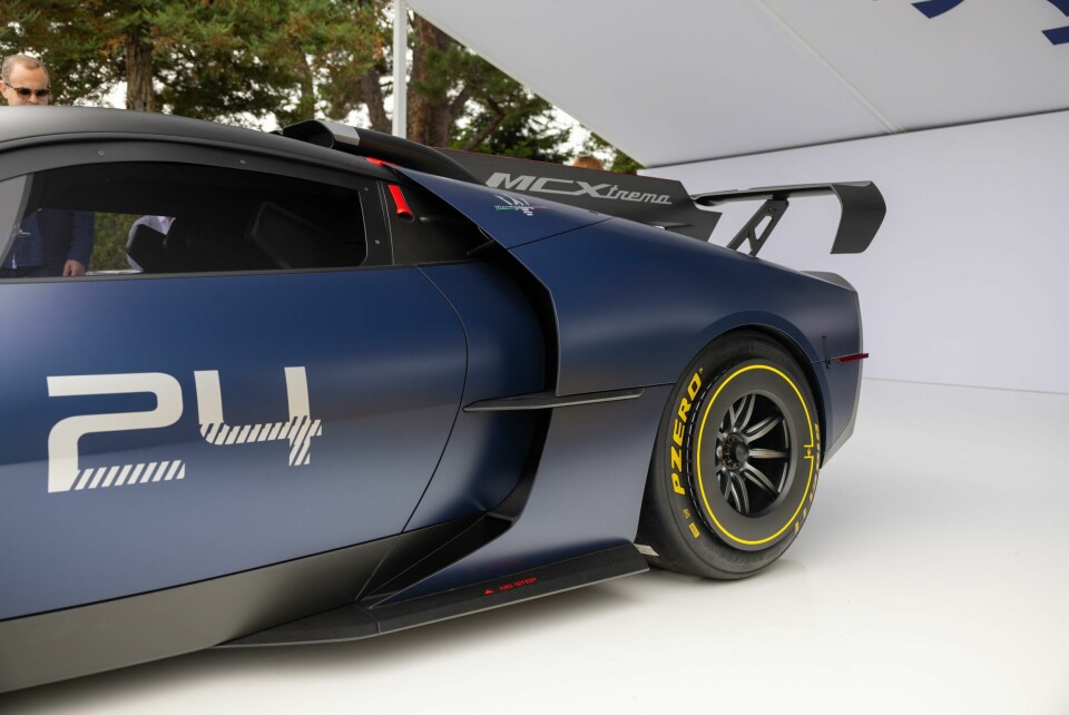A horizontal line runs from front to back Maserati-2942