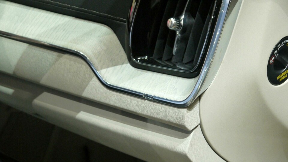 Geneva 2017: Volvo XC60 cabin flags up its roots swedish-flag-trim