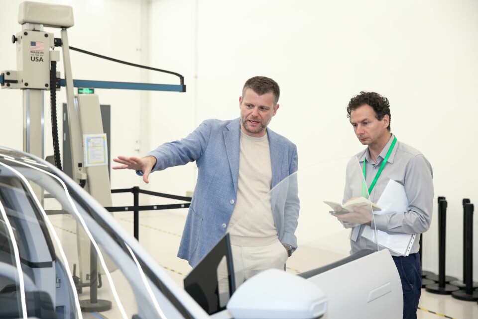 Stuart Norris shows CDN reporter Mark Andrews an interior concept 图像-GM China studio-040732-00432d21