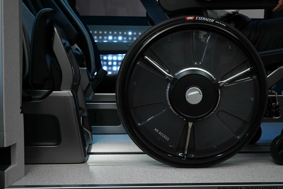 The ’Easy Docking’ system, shown here in MX Access configuration 24_MX221_MX_Access_approaching_Easy_Docking