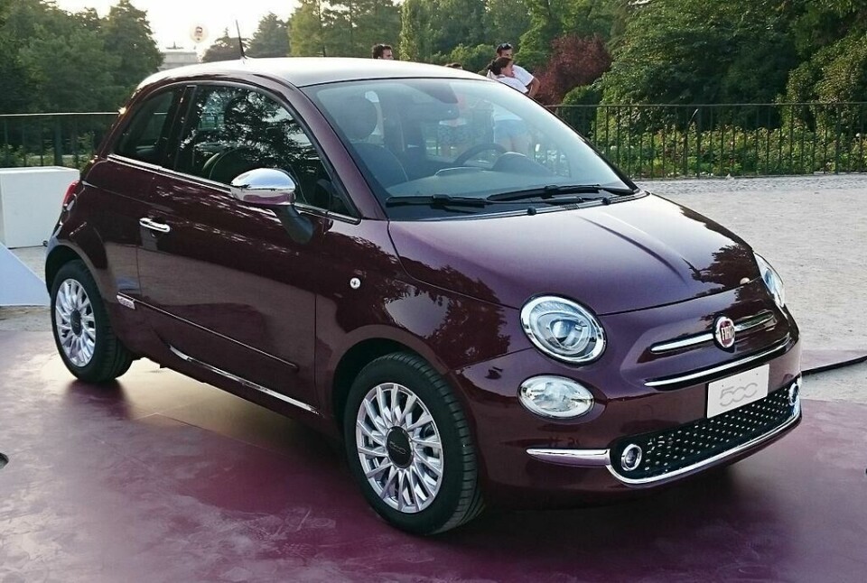 The Fiat 500 restyling (under the leadership of Frank Stephenson) _CDN Winds of time 2019 -Fiat_500_restyling_in_Sempione_Park Milan_ world_premier_2015_Hatchbacks_purple_lounge_and_white_sport_05
