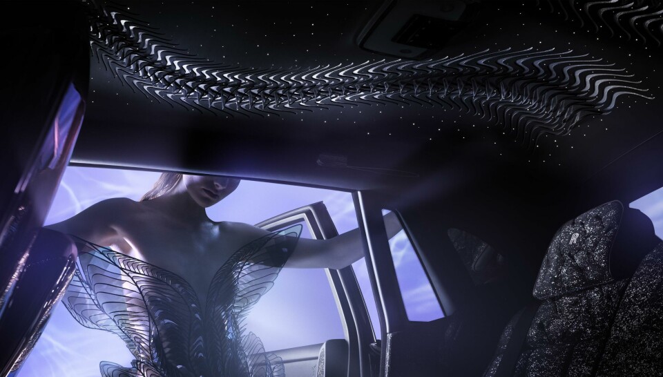 So-called ‘liquid metal’ (made from silver nylon fabric) pokes through careful serrations in the headliner Rolls-Royce Phantom Syntopia - int headliner (angle)