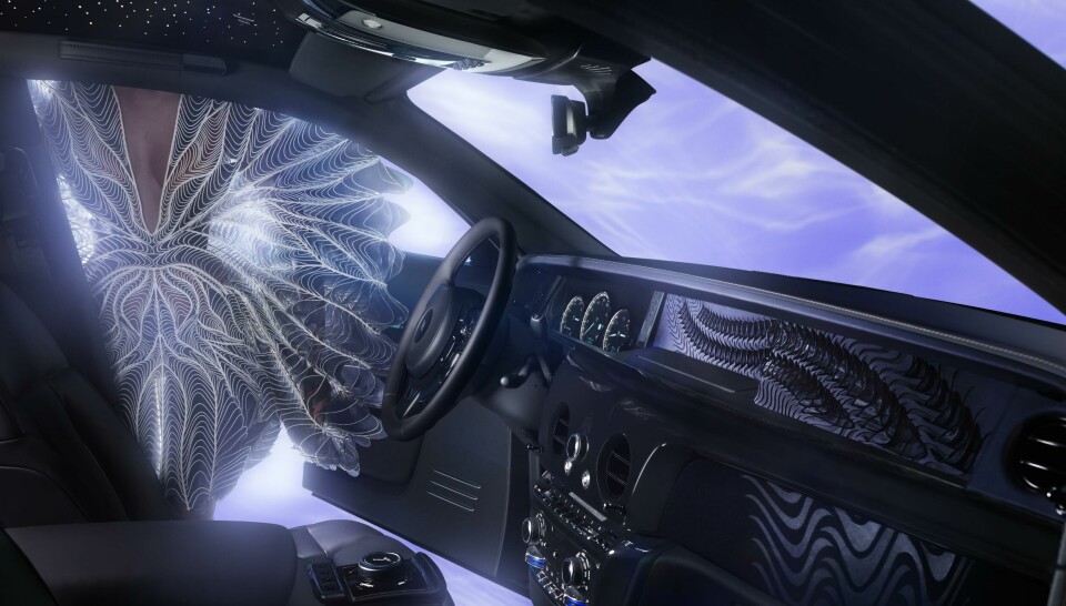 The instrument panel continues the ‘weaving water’ theme Rolls-Royce Phantom Syntopia - int dash (angle)