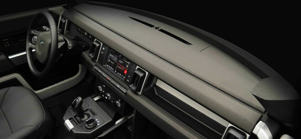 Defender IP proposal with the extended gearshift plinth CDN Land Rover Defender early interior IP wth gearbox3_12