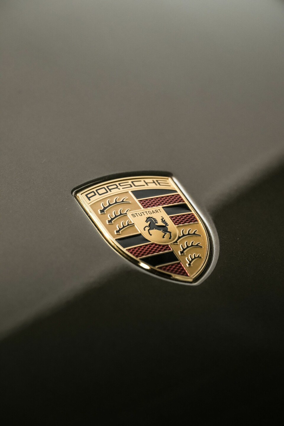 The refreshed Porsche crest 245224_2752x4128