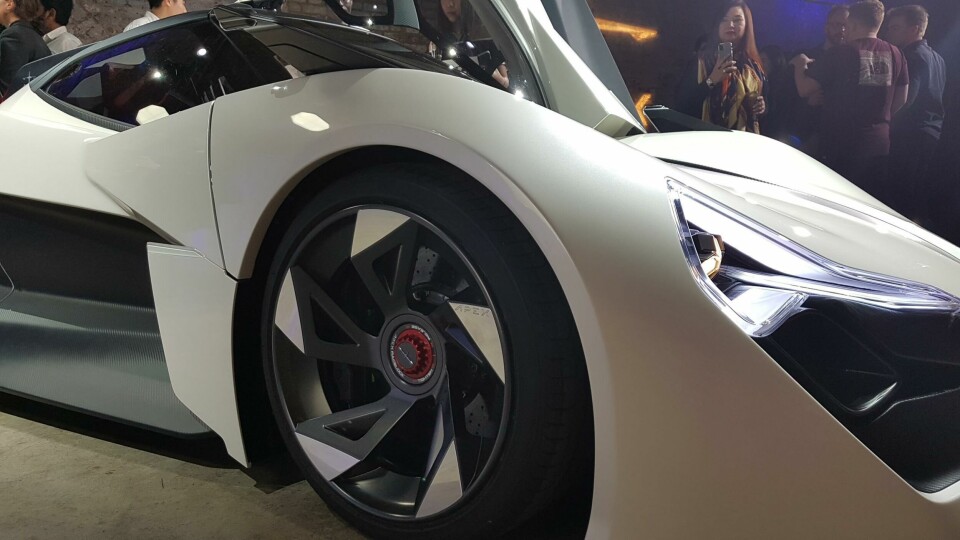 Let your eye run off that middle strip in the headlights, and you’ll reach the bodyside cutaway Apex AP-0 front corner