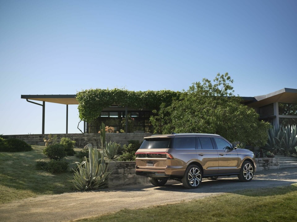 The new Navigator Black Label, resplendent in Sunrise Copper 2025 Lincoln Navigator Black Label_Sunrise Copper_02