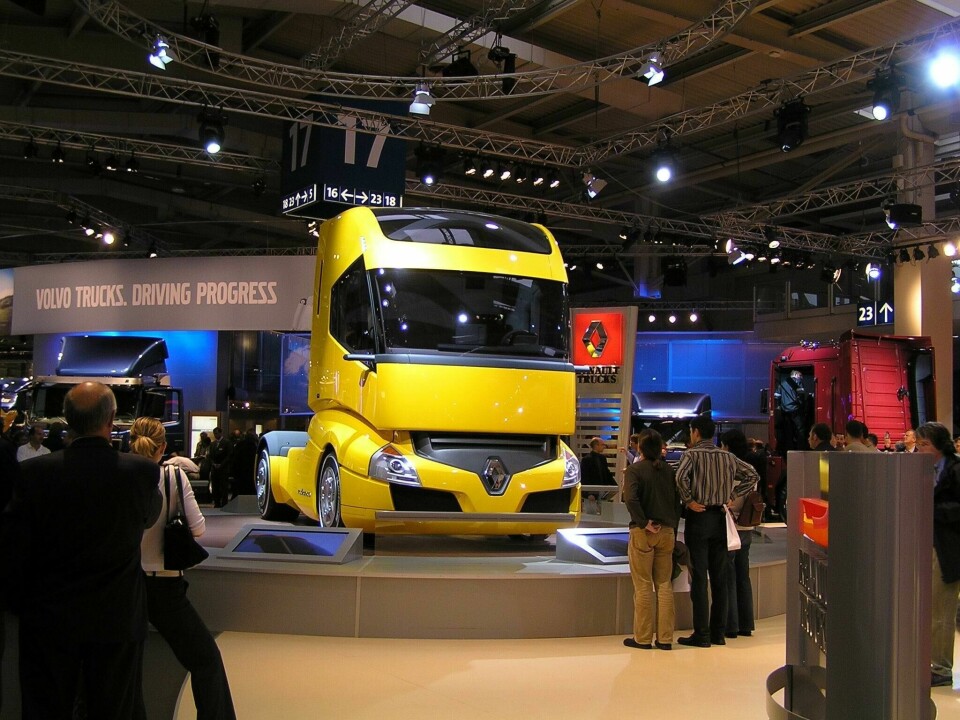 The Radiance debuts at the 2004 Hannover show (credit: L.Kenzel, Wikipedia) Renault Radiance, 2004 IAA Hannover (L Kenzel, Wikipedia)