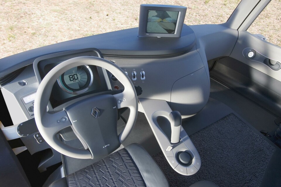 For the driver, organic curves, plenty of screens, and just the right amount of information. Note the automotive style steering wheel Renault Radiance concept interior