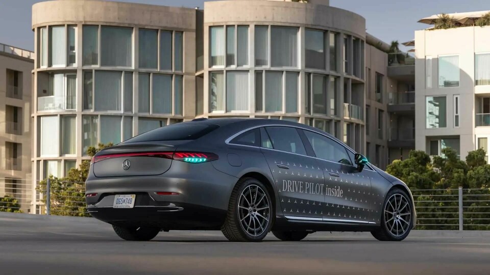 Car design round-up: V8s, Ypsilon and blue lights mercedes-benz-drive-pilot-turquoise-lights