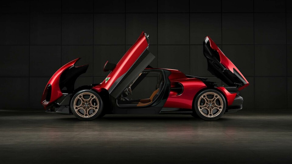 The cofango opening is a highlight of the design 2023 Alfa Romeo 33 Stradale exteriors (9)