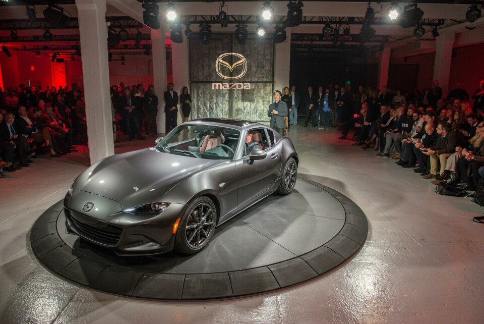 2016 Mazda MX-5 Mk4 at its official unveil 2016 Mazda MX-5 Mk4 - ext F3Q L (unveil)