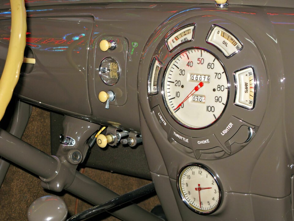 Instrument panel of the 1938 Lincoln Zephyr. Large centre-mounted speedometer – easy to read and backlit 38LincolnZephyr