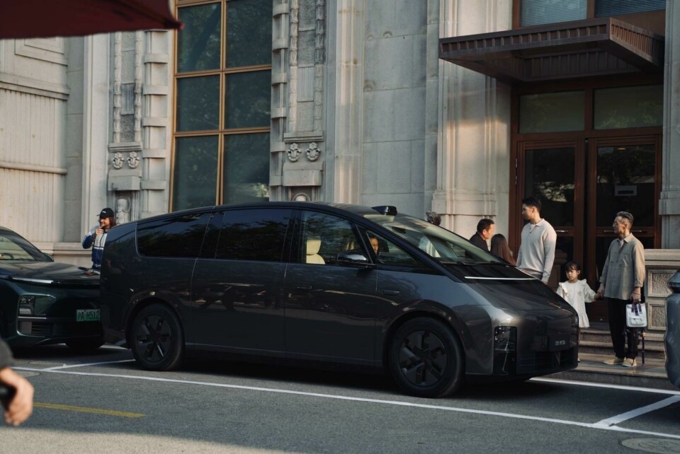 Clean lines are broken up only by the roof-mounted sensor unit Li Auto Mega exterior 2