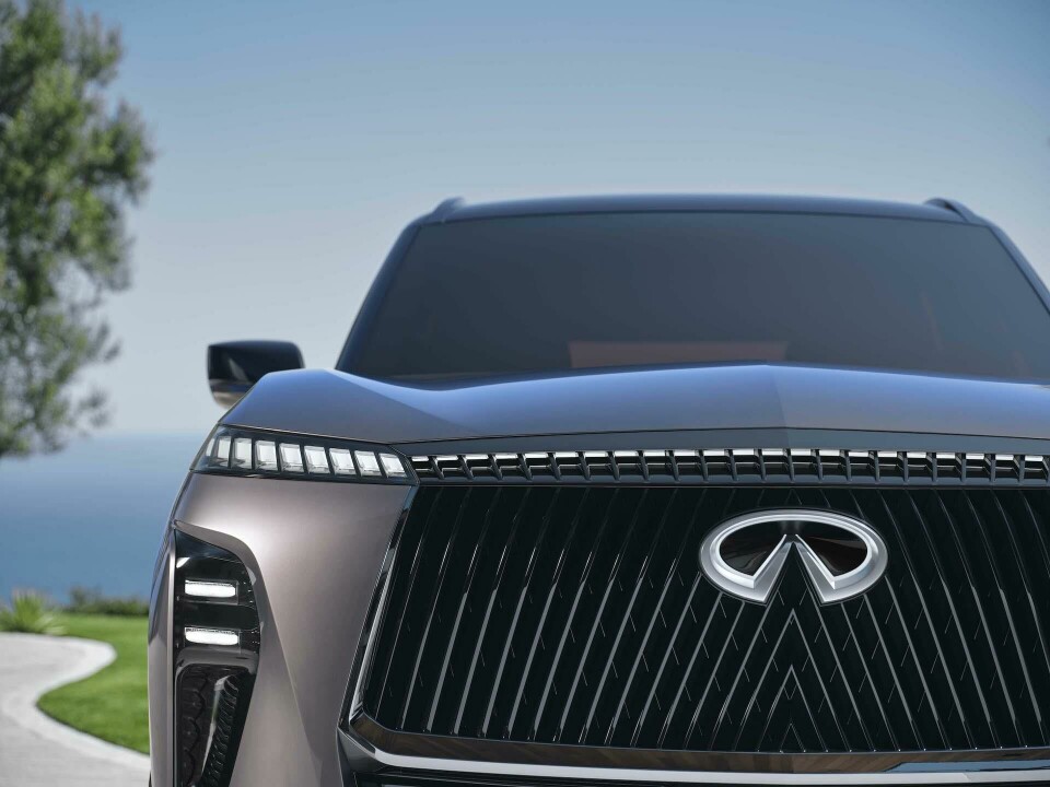 The new grille and Infiniti emblem INFINITI QX Monograph 5
