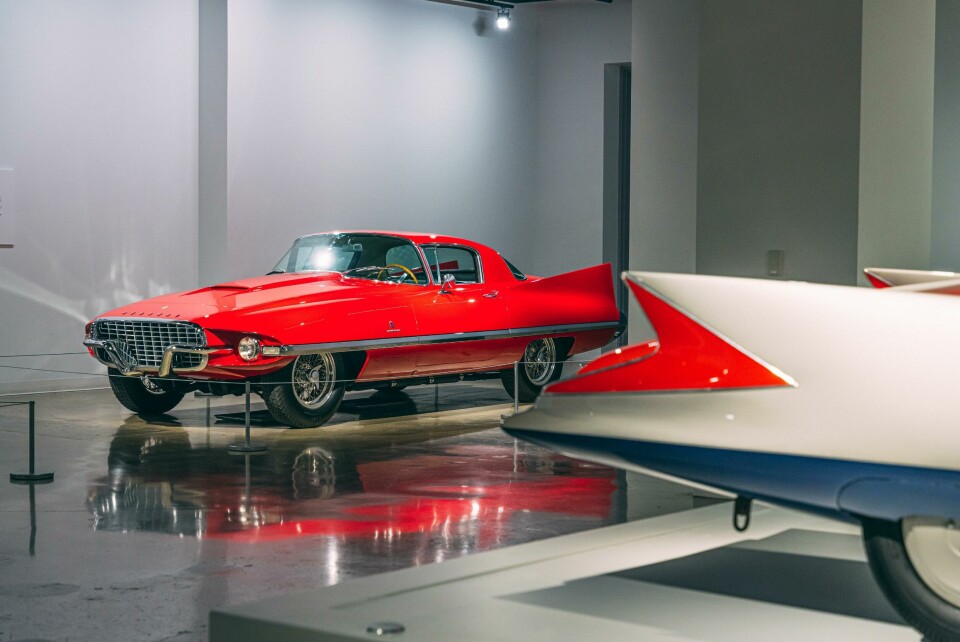 Separated at birth? Ferrari 410 Superamerica (red) behind the Chrysler Ghia ‘Gilda’ tailfin Ferrari 410 Superamerica (red) behind the Chrysler Ghia ‘Gilda’ tailfin