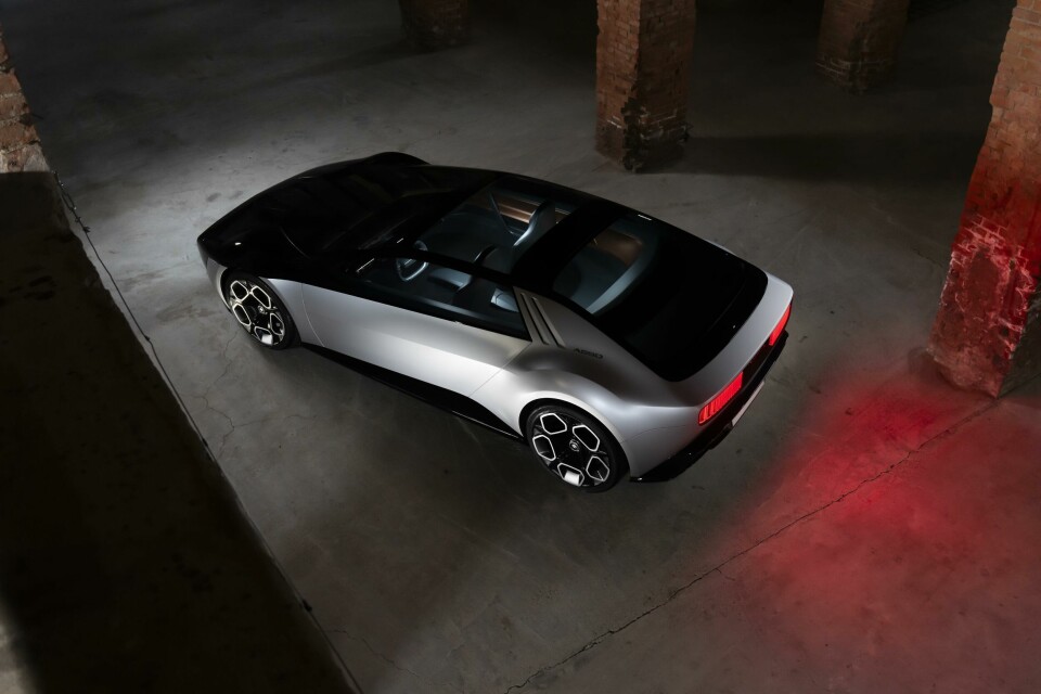 The transparent front end creates a ‘black mirror’ effect, partly inspired by the look of a smartphone Italdesign Asso di Picche concept-09-1612-