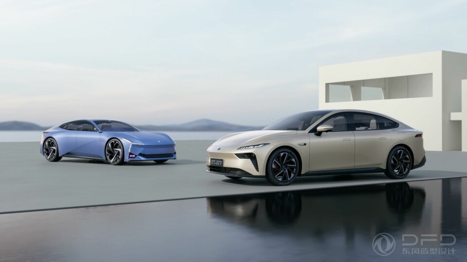 Dongfeng’s eπ007 (right) with the eπ concept car (left) 3Dongfeng e007