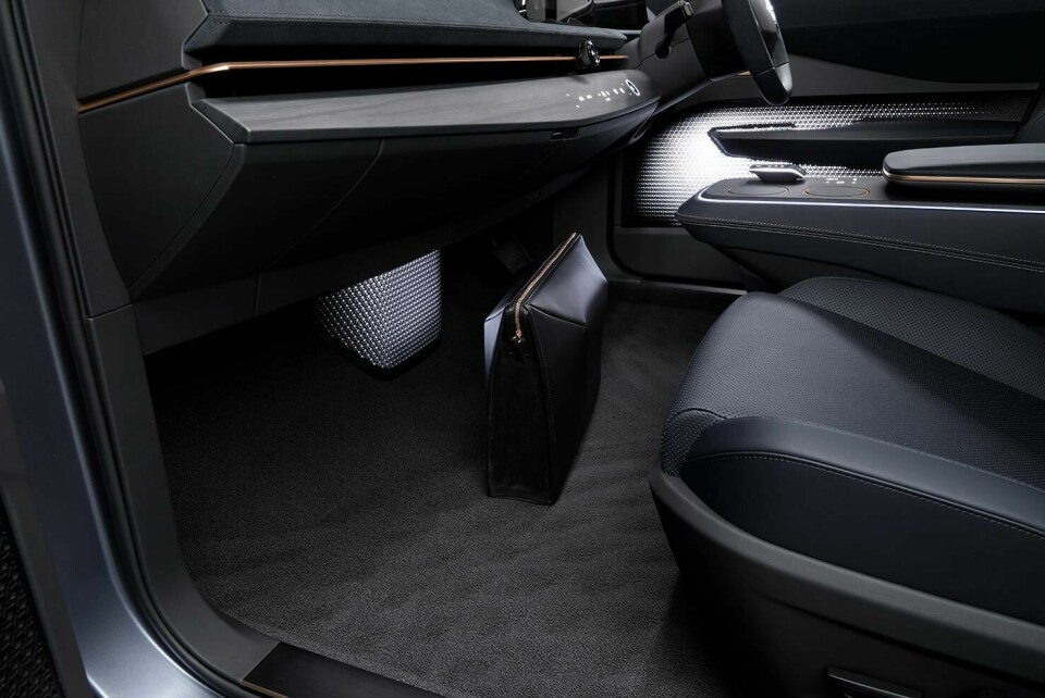 Ariya concept and bag Nissan AriyaConcept_08_white+b