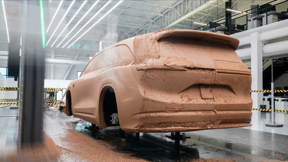 Lucid Gravity clay model being milled DPS 2 Lucid - ext R3Q clay MILLING