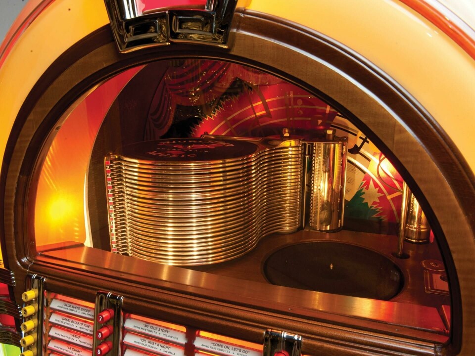 The dramatic inner chamber of the Wurlitzer drew people closer to watch the mechanical magic in a Hollywood Bowl-type setting Wurlitzer 1015 closeup