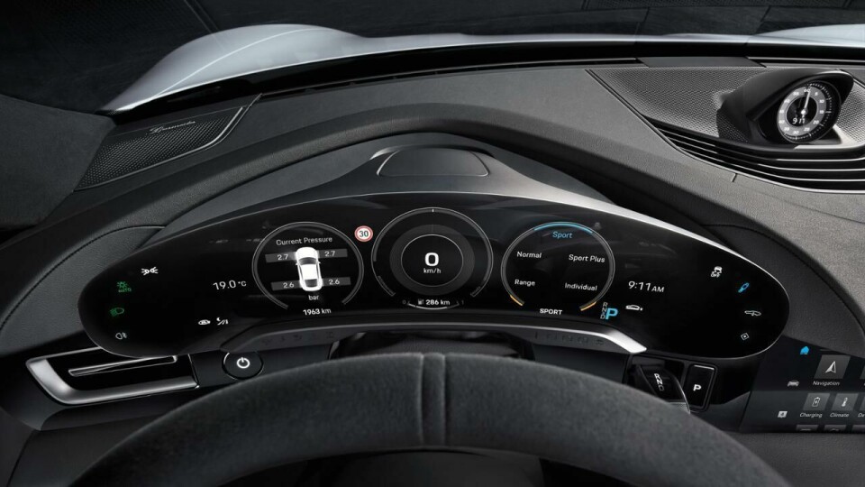 Porsche Taycan driver display low_taycan_interior_2019_porsche_ag