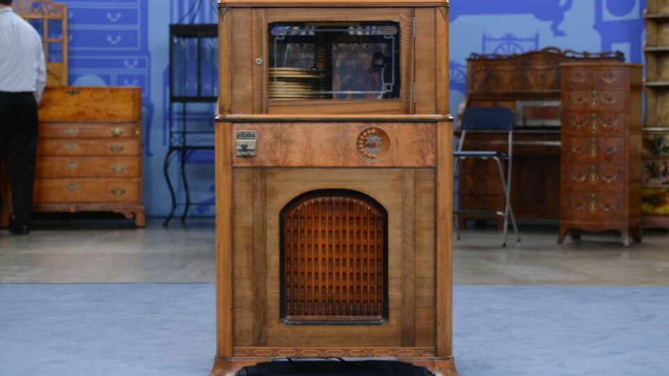 An early Wurlitzer Jukebox – subdued design like a piece of furniture 1934 Wurlitzer jukebox