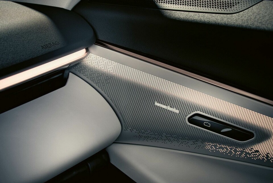 Pixel-effect lighting on the speaker cover ties into the central lightbar on the IP Lynk & Co Harman Kardon 08 side speakers