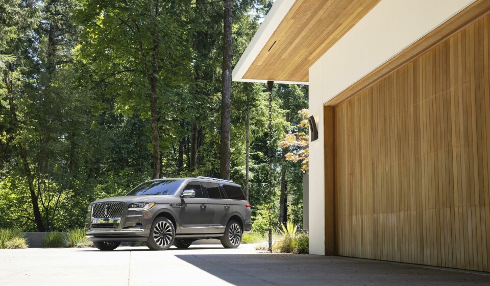 Lincoln updates Navigator SUV with refinements, more tech 2022 Lincoln Navigator_Chroma Caviar Black Label_01