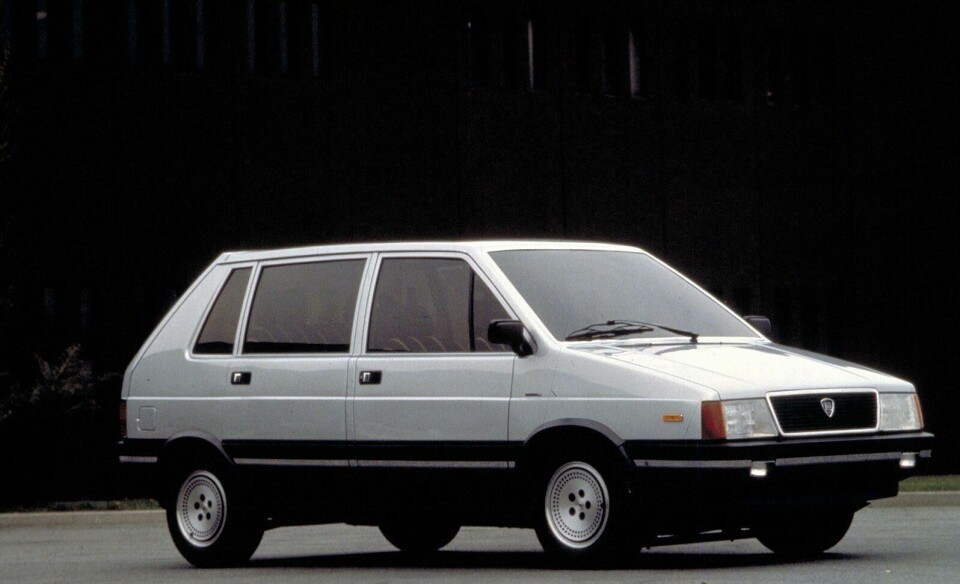 The Lancia Megagamma concept – Giugiaro at his finest. Compact MPV, estate wagon and sedan all rolled into one brilliant package Lancia Megagamma-02