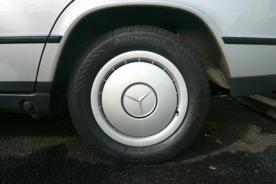 Horizontal side strip mercedes-1984-190e-010.jpg