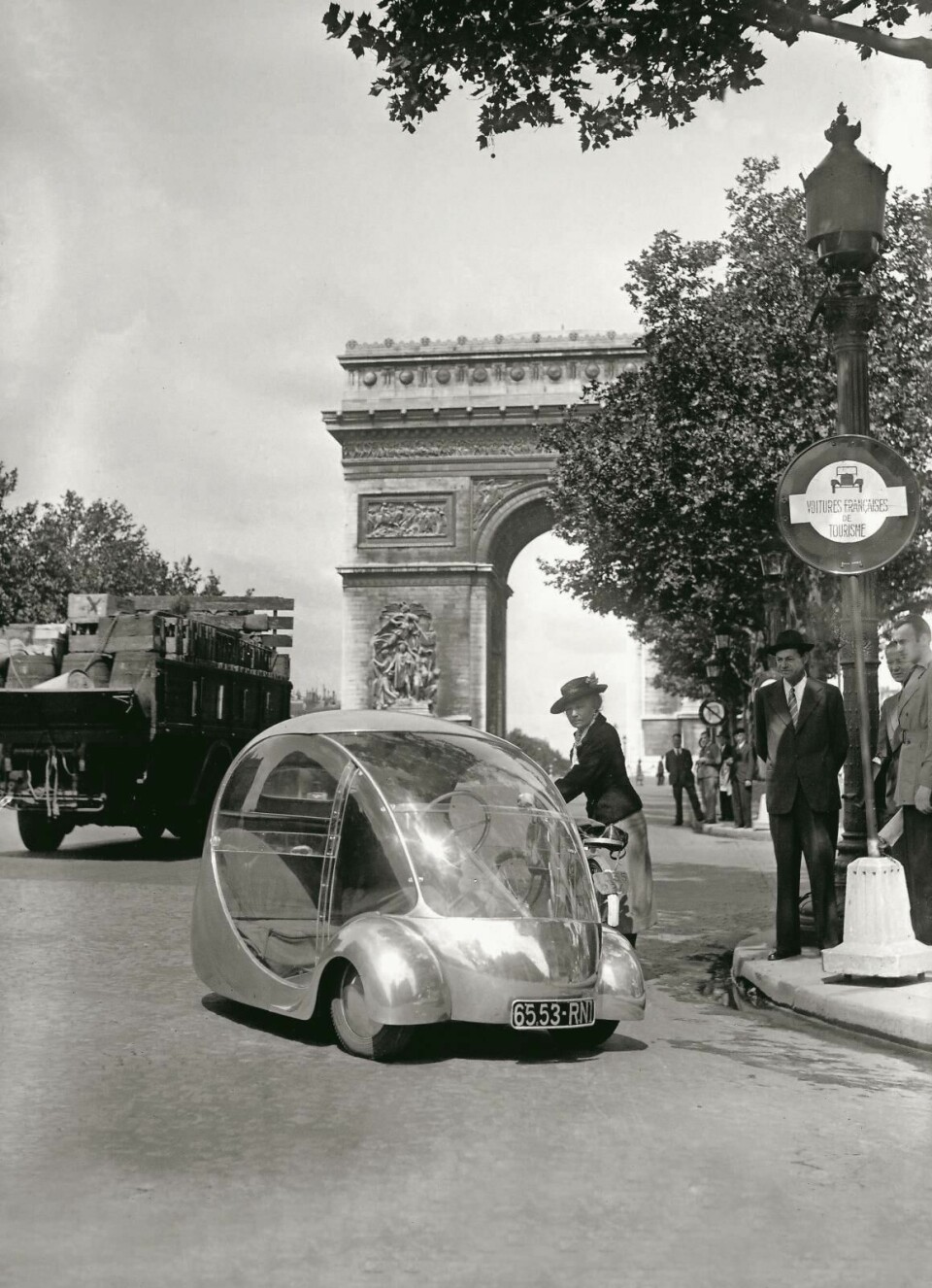 L’Ouef Electrique, a bubblicious city car designed for Paris CDN_Egg