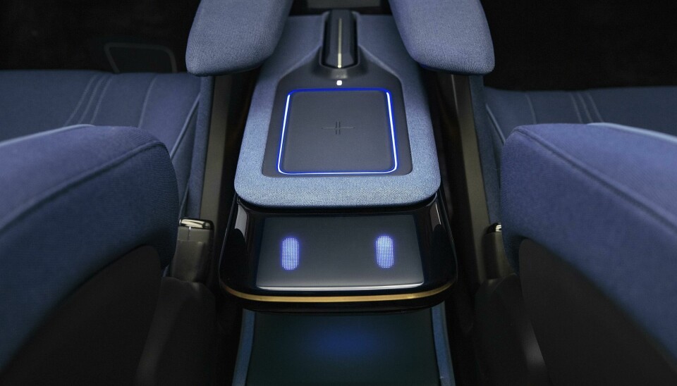 XiM21’s sliding floor console offers wireless phone charging XiM21_int_011_300dpi