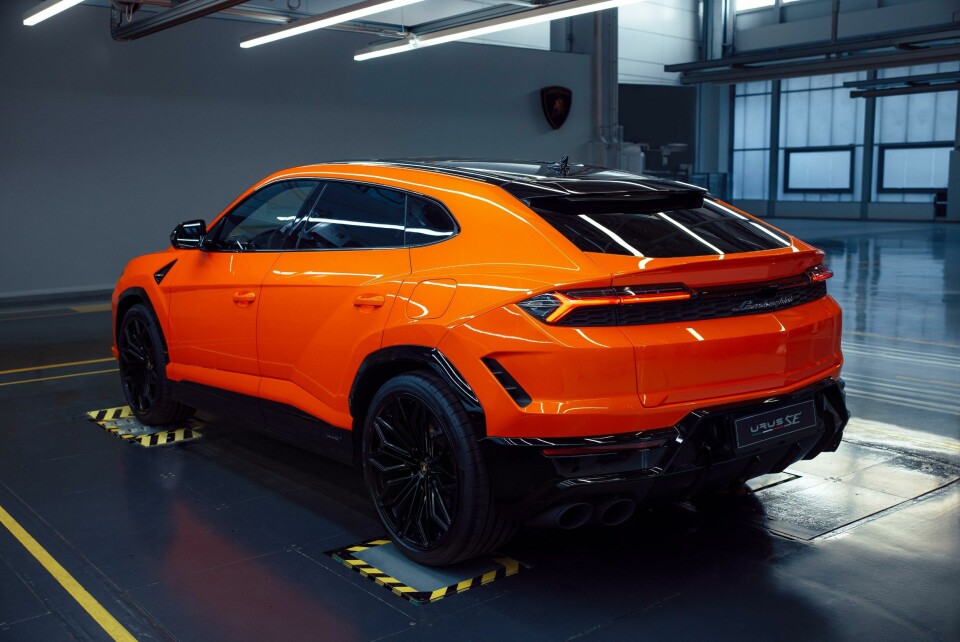 Lamborghini Urus 2024 rear 3/4 Lamborghini Urus 2024 A5640