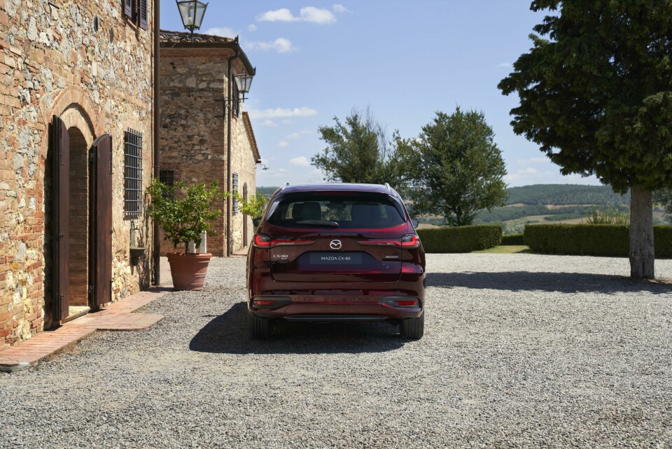 A clean approach to the rear 2024_mazda_cx-80_ar_still_06